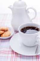 frische kekse mit einer kanne kaffee und einer tasse