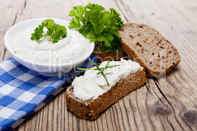 frisches Vollkornbrot mit kräuterquark schnittlauch und petersi