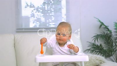 Baby lernt essen