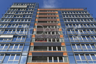 Fassade eines modernen Mehrfamilienhauses in Kiel, Deutschland