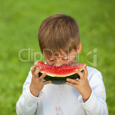 Kleiner Junge isst eine Wassermelone
