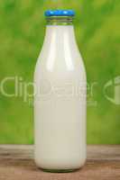 Frische Milch in einer Flasche