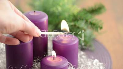 2. Advent mit zwei brennende lila Adventskerzen mit Tanzenzweig
