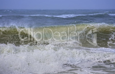 Wellen der Nordsee mit Brandung und Gischt