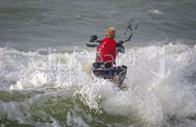 Kitesurfen in den Wellen auf der Nordsee