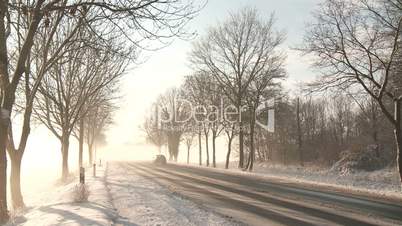 Straße im Winter mit Sonne