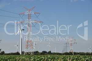 Windkraftanlagen und Hochspannungsleitungen