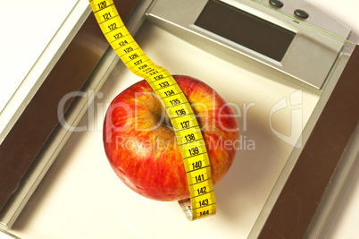 Personenwaage mit Apfel und Maßband Personenwaage mit Apfel und Maßband