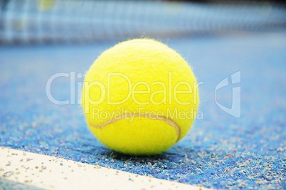 Tennisball an der Aus-Linie