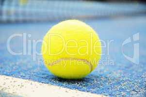 Tennisball an der Aus-Linie