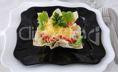 Basket, stuffed with chicken, tomatoes and cheese