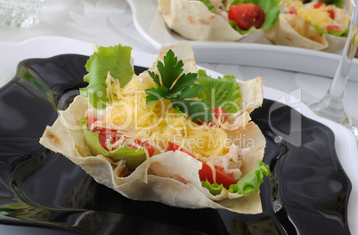 Basket, stuffed with chicken, tomatoes and cheese