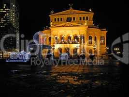 Alte Oper in Frankfurt mit Weihnachtsschmuck