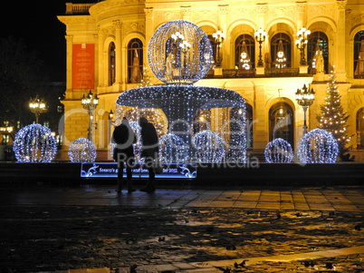 Alte Oper in Frankfurt mit Weihnachtsschmuck