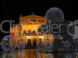 Alte Oper in Frankfurt mit Weihnachtsschmuck
