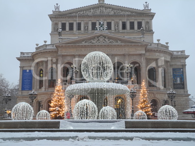 Alte Oper in Frankfurt mit Weihnachtsschmuck