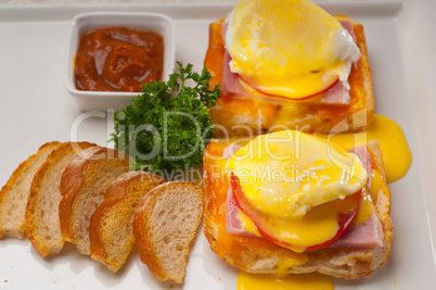 eggs benedict on bread with tomato and ham