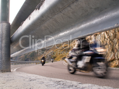 Motorradfahrer in den Bergen