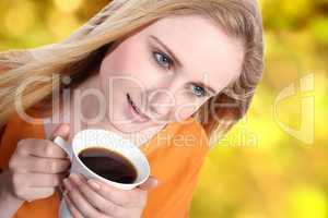 Junge Frau mit Kaffee