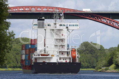 Containerschiff auf dem Nord-Ostsee-Kanal bei Kiel