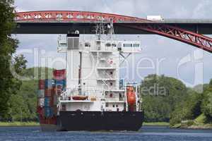 Containerschiff auf dem Nord-Ostsee-Kanal bei Kiel