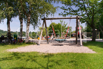 Spielplatz, Schaukel, Gmund, neu, gestaltet, Ufer, Tegernsee, Kinder, Kleinkinder, spielen, Eltern, Sommer, Frühling, warm, Kies, Fahrräder, grün, himmel, kindergarten, kinderspielplatz, kindheit, park, rutschbahn, rutsche, rutschen, sand, sandkasten, spi