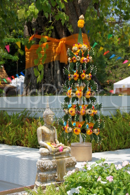 Blumenkranz, Schrein, beten, wat, altar, Blumen, gelb, orange, Kette, Opfergabe, Tempel, Buddha, buddhismus, geschmückt, gebet, meditation, religion, religiös, thailand, phuket, bangkok, verehrung, erleuchtung, Wiedergeburt, Sockel, sehenswürdigkeit, Symb