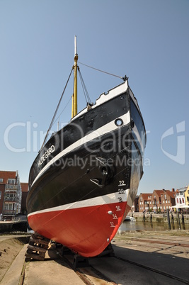 Schiff im alten Hafen von Husum