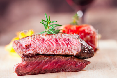 Steak vom Grill mit Pommes frites und Tomaten