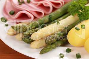 Spargel mit Schinken und Kartoffeln