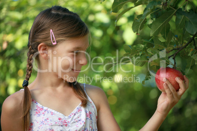 Mädchen hält einen Apfel