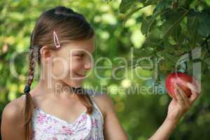 Mädchen hält einen Apfel