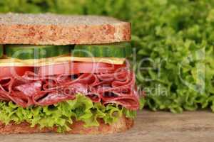 Sandwich mit Salami und Textfreiraum