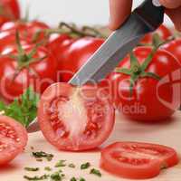 Essen zubereiten: Tomate schneiden