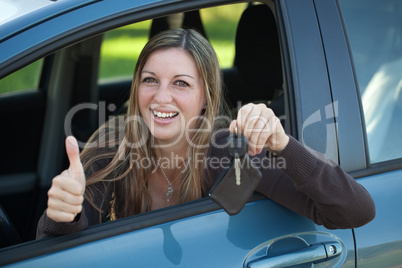 Glückliche Autofahrerin mit Schlüssel