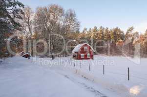 Typisch rotes Holzhaus in Småland (Schweden) im Winter