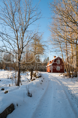 Rotes Holzhaus in Schweden in winterlicher Landschaft