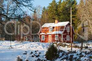 Typisch rotes Holzhaus in Småland (Schweden) im Winter