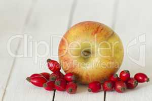 Apfel und Hagebutte