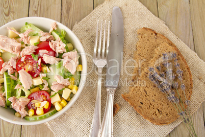 thunfisch- salat mit brot