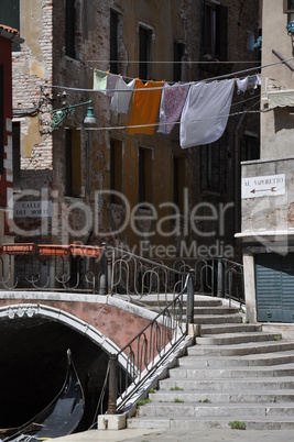 Wäsche an einem Haus in Venedig