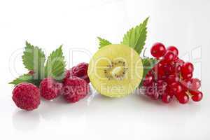 Johannisbeeren, Kiwi und Himbeeren