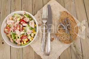 thunfisch- salat mit brot