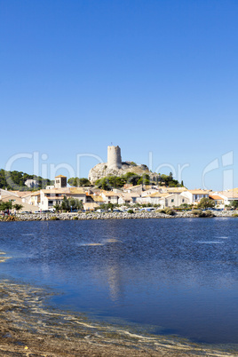 Blick auf den Ort Gruissan mit Burg