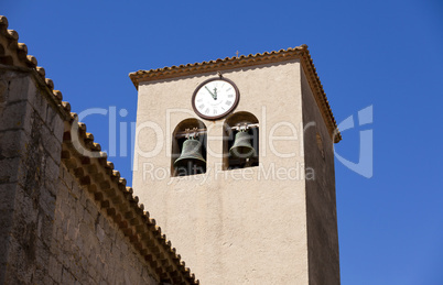 Blick auf den Kirchturm von Gruissan