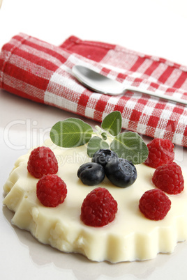 vanillepudding mit waldbeeren