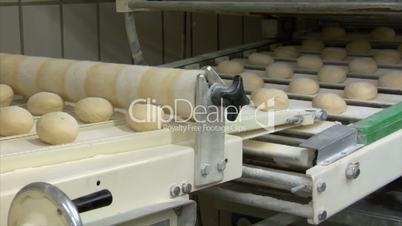 roll bun on conveyor belt dolly wide quick 10736