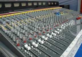 Sound mixing console