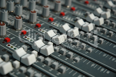 Sound mixing console