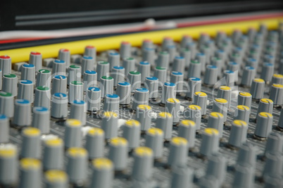 Sound mixing console